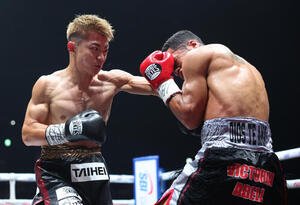 3回、カルロス･カニサレス(右)にパンチを見舞う吉良大弥(撮影･宮地輝)