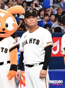 巨人対DeNA DeNAに負け肩を落とす巨人の橋上秀樹監督代行(撮影･石井愛子)