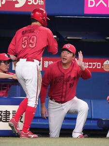 中日対広島　1回表広島2死二塁、新井貴浩監督(右)は坂倉将吾の適時二塁打で生還した大盛穂を迎える(撮影･森本幸一)