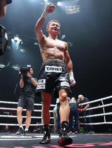 カルロス･カニサレスに7回TKO勝ちし笑顔の吉良大弥(撮影･宮地輝)