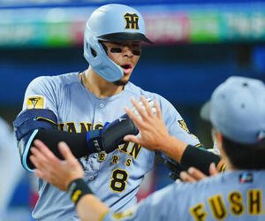 ヤクルト対阪神　9回表阪神2死、ソロ本塁打を放ちナインとタッチを交わす佐藤輝明(撮影･垰建太)