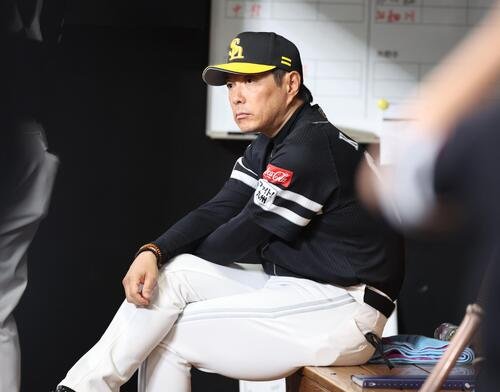 日本ハム対ソフトバンク　グラウンドを見つめる小久保裕紀監督(撮影･黒川智章)