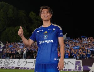 町田対川崎F　試合後、サポーターを背に笑顔でポーズを決める町田小川航基(撮影･足立雅史)