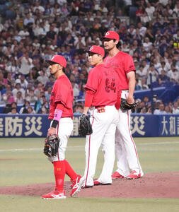 中日対広島　7回裏中日2死二、三塁、フレディ･ターノック(右)は石伊雄太に死球を与えマウンド上で立ち尽くす(撮影･森本幸一)