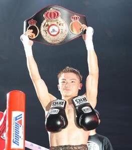 7回TKO勝ちでWBA世界ライトフライ級王者となった吉良大弥はベルトを掲げる(撮影･宮地輝)
