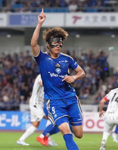 町田対川崎F　後半、同点ゴールを決め喜ぶ町田小川航基(中央)(撮影･足立雅史)
