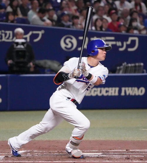 中日対広島　1回裏中日1死、安打を放つ村松開人(撮影･森本幸一)