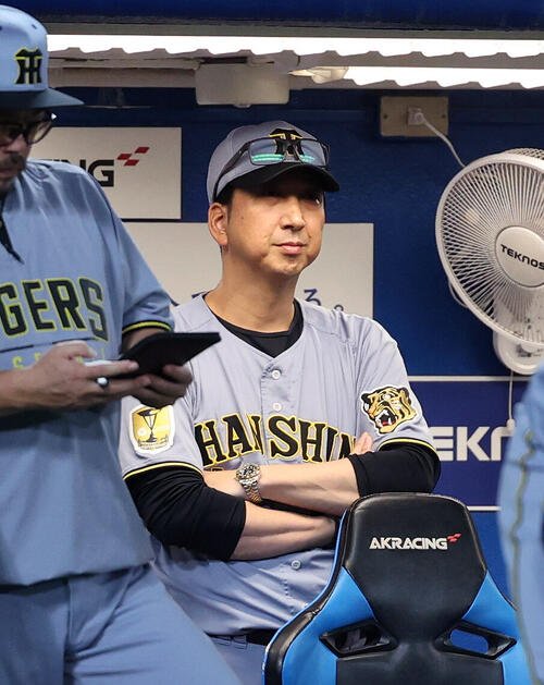 ヤクルト対阪神　9回表、戦況を見つめる阪神藤川球児監督(撮影･鈴木正人)