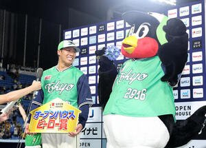 ヤクルト対阪神　勝利し笑顔を見せるヤクルト山野太一(撮影･鈴木正人)