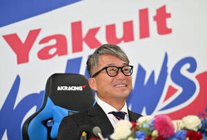 会見するヤクルト石川雅規(撮影･滝沢徹郎)