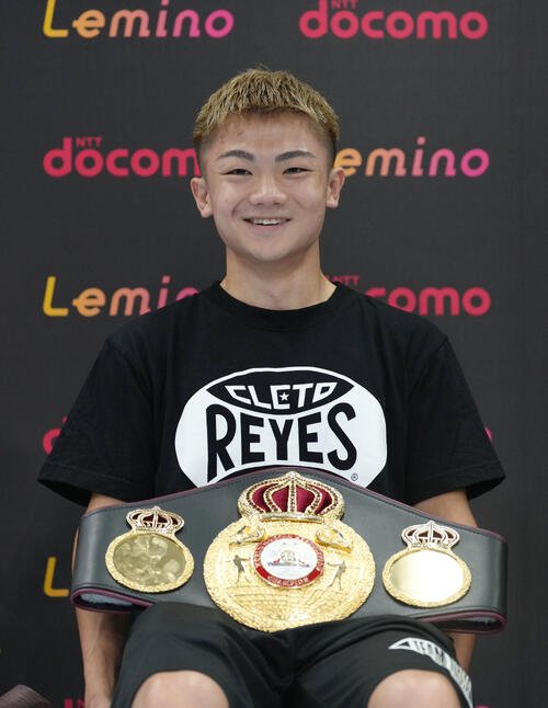 試合から一夜明け、笑顔で会見に臨むWBA世界ライトフライ級王者吉良大弥(撮影･足立雅史)