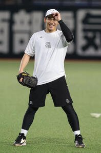 練習の合間に笑顔を見せるソフトバンク前田悠伍(撮影･梅根麻紀)