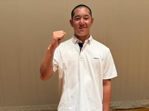 秋季神奈川大会抽選会で優勝を誓い、ガッツポーズを見せる横浜の大矢球道(撮影･保坂淑子)