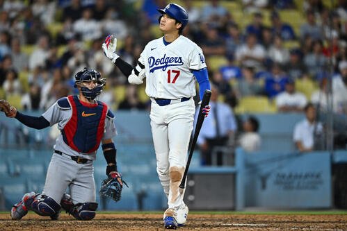 カージナルス戦でストライクのカウントを取られる大谷翔平(AP)