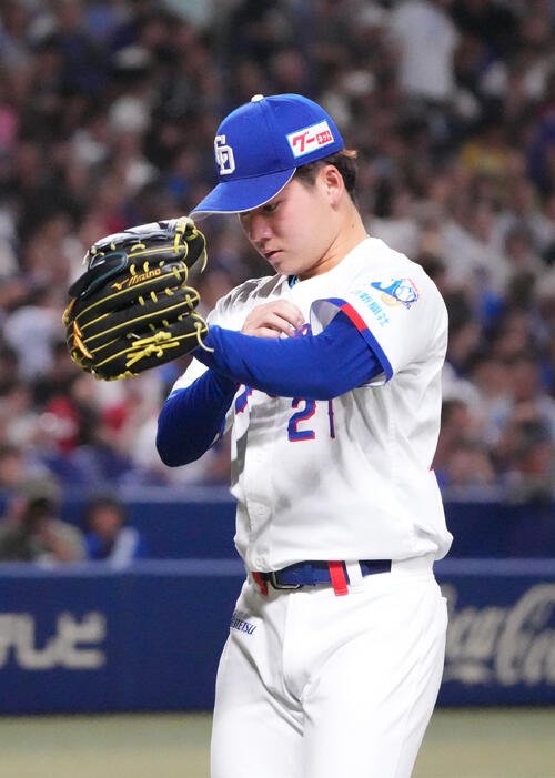中日対広島　4回表終了、ベンチへ戻る中日先発の金丸夢斗(撮影･森本幸一)