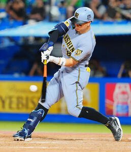 ヤクルト対阪神　5回表阪神1死一塁、左越え2点本塁打を放つ佐藤輝明(撮影･垰建太)