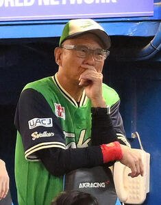 ヤクルト対阪神　9回裏、ベンチで浮かない表情のヤクルト池山隆寛監督(撮影･滝沢徹郎)