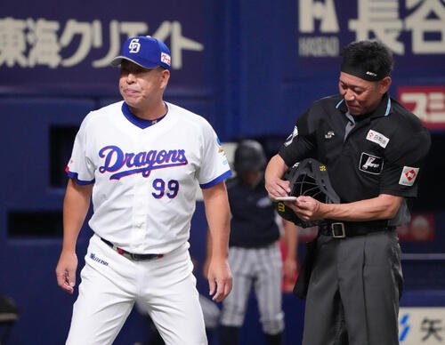 中日対広島　6回終了、井上一樹監督(左)は選手交代を告げる(撮影･森本幸一)
