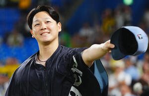 ヤクルト対阪神　ヤクルトに勝利しヒーローの阪神木下里都はファンの声援に応える(撮影･垰建太)