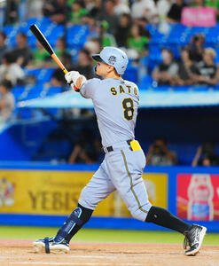 ヤクルト対阪神3回表阪神2死、ソロ本塁打を放つ佐藤輝明(撮影･垰建太)