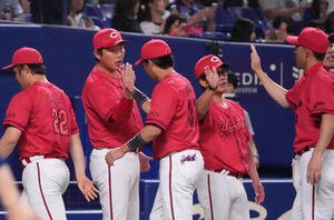 中日対広島　試合終了、新井貴浩監督(左から2人目)はナインを迎える(撮影･森本幸一)