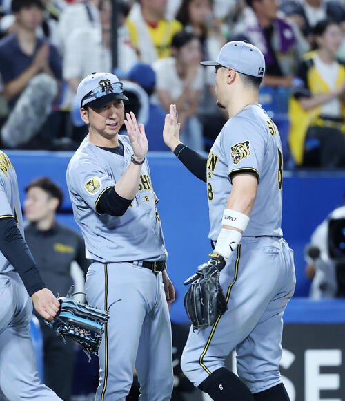 ヤクルト対阪神　勝利し阪神佐藤輝明(右)を迎える藤川球児監督(撮影･鈴木正人)
