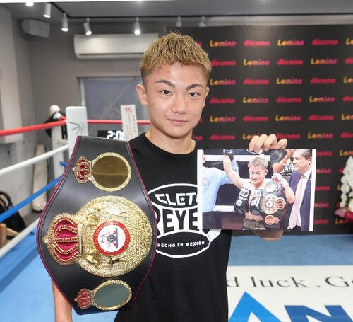 試合から一夜明け、笑顔を見せるWBA世界ライトフライ級王者吉良大弥(撮影･足立雅史)