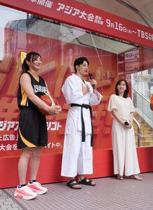 ｢♯アジア大会の推シゴト｣メディア向け発表会･先行体験会に臨むアスリートアンバサダーの、左から角田夏実さん、入江陵介さん、スペシャルアスリートアンバサダーの石川佳純さん(撮影･小沢裕)