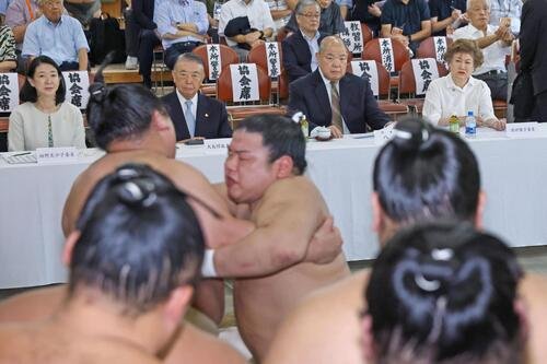 稽古総見を見守る日本相撲協会の八角理事長(奧右から2人目)ら＝両国国技館(代表撮影)