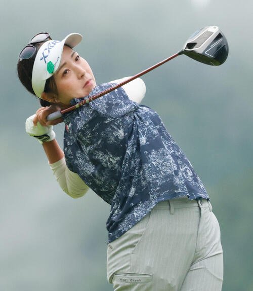 1番、ティーショットを放つ青木瀬令奈(撮影･上山淳一)