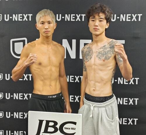 スーパーバンタム級8回戦の前日計量をクリアしたWBOアジア･パシフィック同級1位金子虎旦(左)。右は対戦する韓国同級3位チョウ･ジョンヨン
