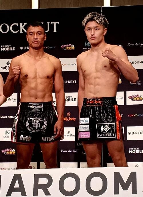 対戦するシッティチャイ(左)と久井大夢