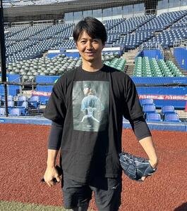 美馬学の引退記念Tシャツを着用して自主トレ公開をおこなった唐川侑己(2026年1月撮影)