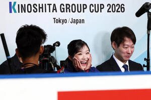 女子SPで1位となりキス･アンド･クライで喜ぶ中井亜美(撮影･宮地輝)