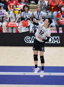 サーブする高橋藍(撮影･梅根麻紀)