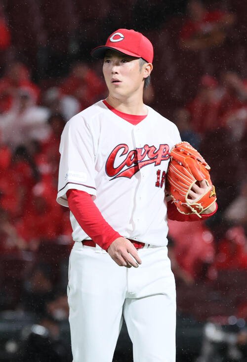 広島対巨人　1回表巨人無死一、三塁、ボビー･ダルベックに先制左前適時打を浴びた森下暢仁(撮影･加藤孝規)