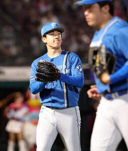 楽天対日本ハム　5回裏楽天の攻撃を抑え拍手する北山亘基(撮影･浅見桂子)