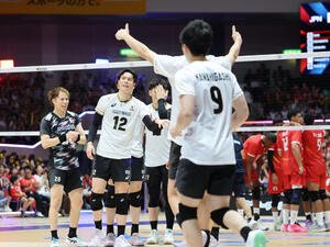 オマーンに勝利を飾ったバレー男子代表は喜ぶ(撮影･梅根麻紀)