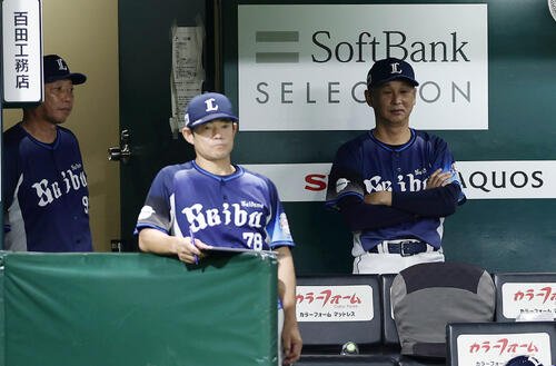 ソフトバンク対西武　9回表西武2死、厳しい表情で攻撃を見守る西口文也監督(右)ら(撮影･前田充)