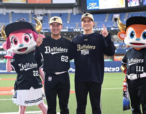 オリックス対ロッテ　ヒーローインタビュー後、ポーズを取るオリックス堀柊那(左)と高島泰都(撮影･和賀正仁)