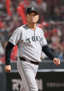 広島対巨人　7回表終了時、交代を告げる巨人橋上秀樹監督代行(撮影･加藤孝規)