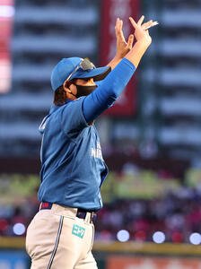 楽天対日本ハム　メンバー最終確認を終えスタンドに手を振る日本ハム新庄剛志監督(撮影･浅見桂子)