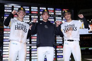 ソフトバンク対西武　お立ち台でガッツポーズするソフトバンクの、左から正木智也、鈴木豪太、柳町達(撮影･前田充)