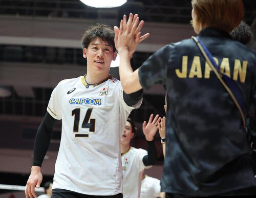 オマーンに勝利を飾りスタッフとハイタッチをする石川祐希(撮影･梅根麻紀)