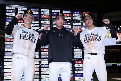 ソフトバンク対西武　お立ち台でガッツポーズするソフトバンクの、左から正木智也、鈴木豪太、柳町達(撮影･前田充)