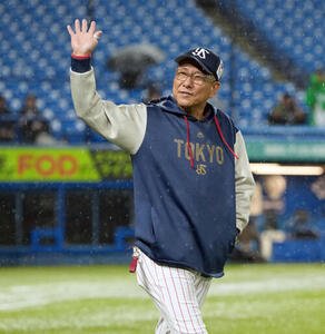 ヤクルト対中日　ファンの声援に応えるヤクルト池山隆寛監督(撮影･たえ見朱実)