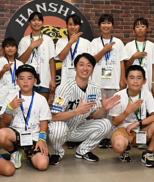 ｢子ども夢応援プロジェクト｣で甲子園を訪れた子どもたちと記念する阪神近本光司(2026年8月撮影)