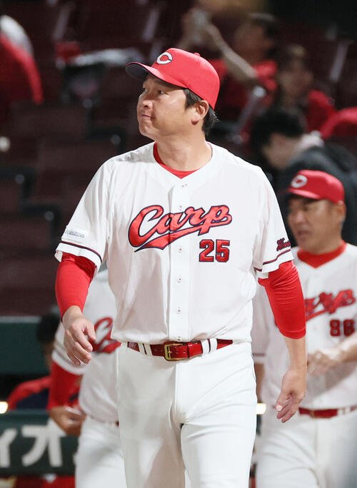 広島対巨人　敗れた広島新井貴浩監督(撮影･加藤孝規)