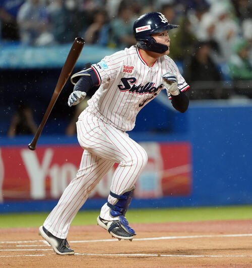 ヤクルト対中日　1回裏ヤクルト1死、プロ初本塁打を放つ西村瑠伊斗(撮影･たえ見朱実)