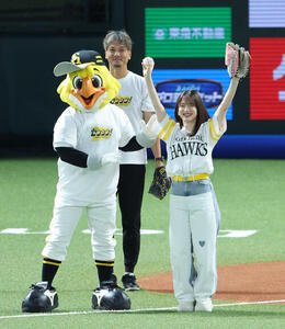 ソフトバンク対西武　セレモニアルピッチに登板した声優の内田真礼、後方は捕手を務めた新垣渚(撮影･梅根麻紀)